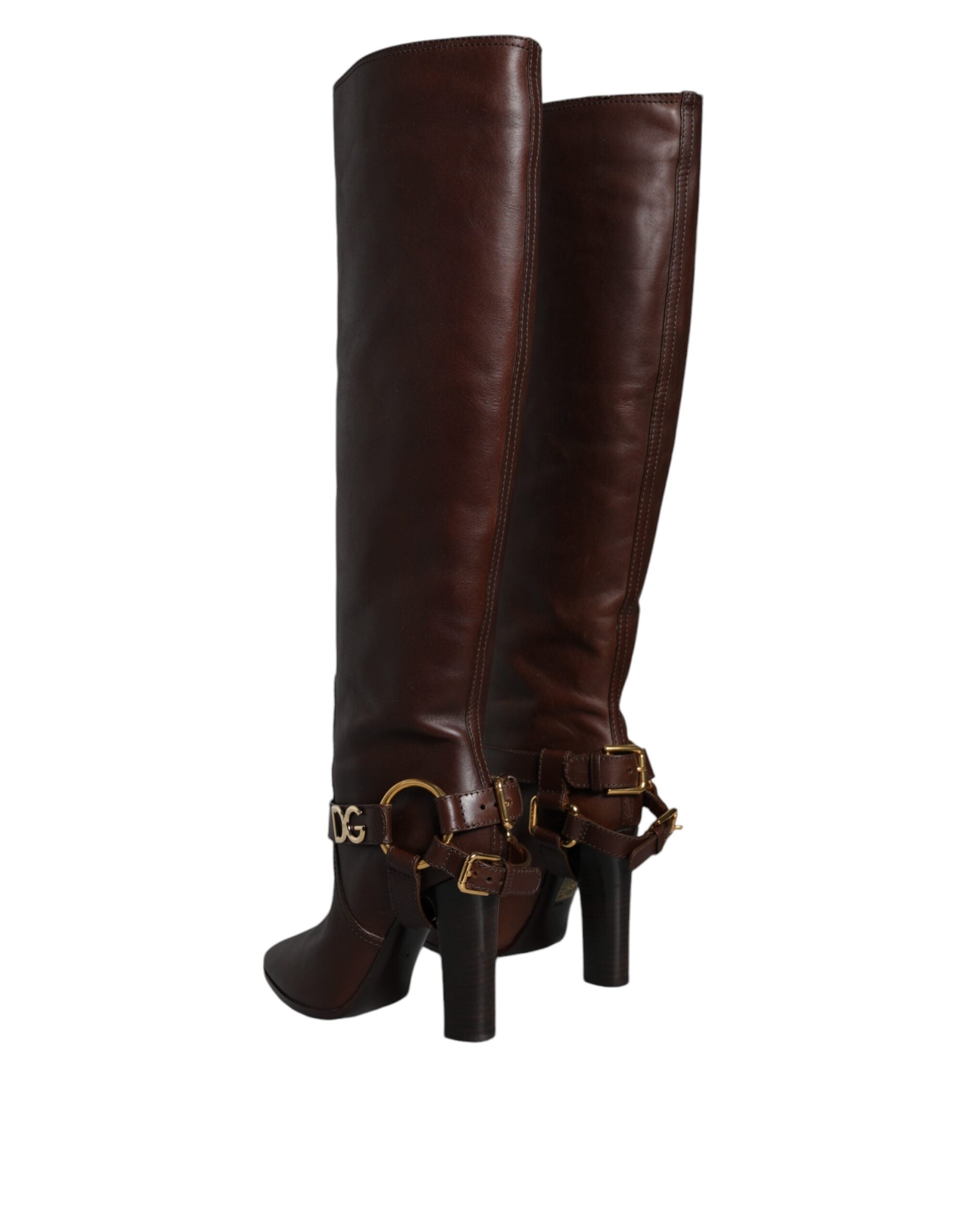 Bottes hautes en cuir marron Dolce & Gabbana avec logo en or, style élégant et sophistiqué, visibles en détail dans l'image.