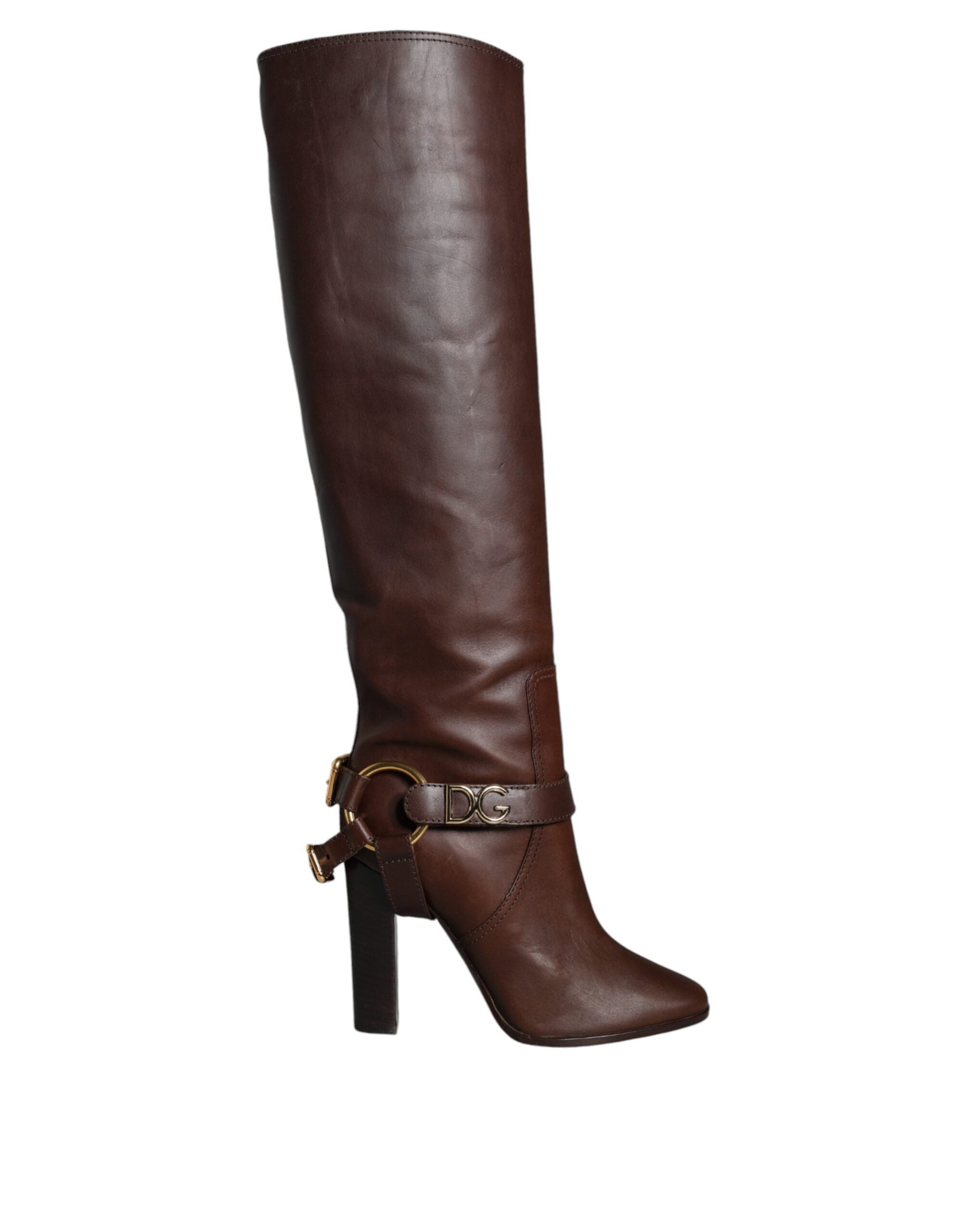 Bottes hautes en cuir marron Dolce & Gabbana avec logo en or, élégantes et sophistiquées, visibles en gros plan.