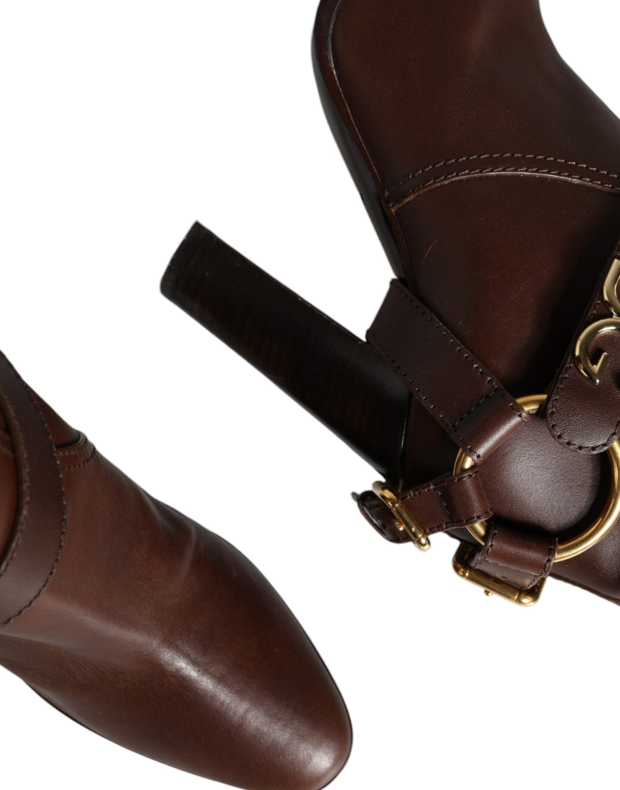 Bottes hautes en cuir brun Dolce & Gabbana avec logo en or, style élégant et sophistiqué.