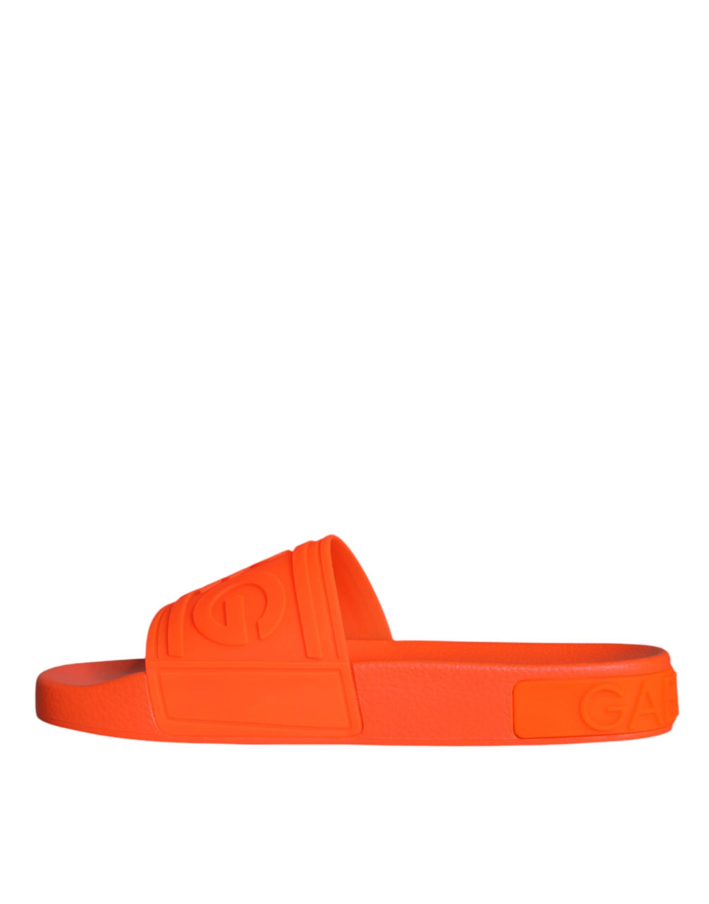 Sandales en caoutchouc orange Dolce & Gabbana, chaussures de plage confortables et tendance, vues de face sur fond blanc.