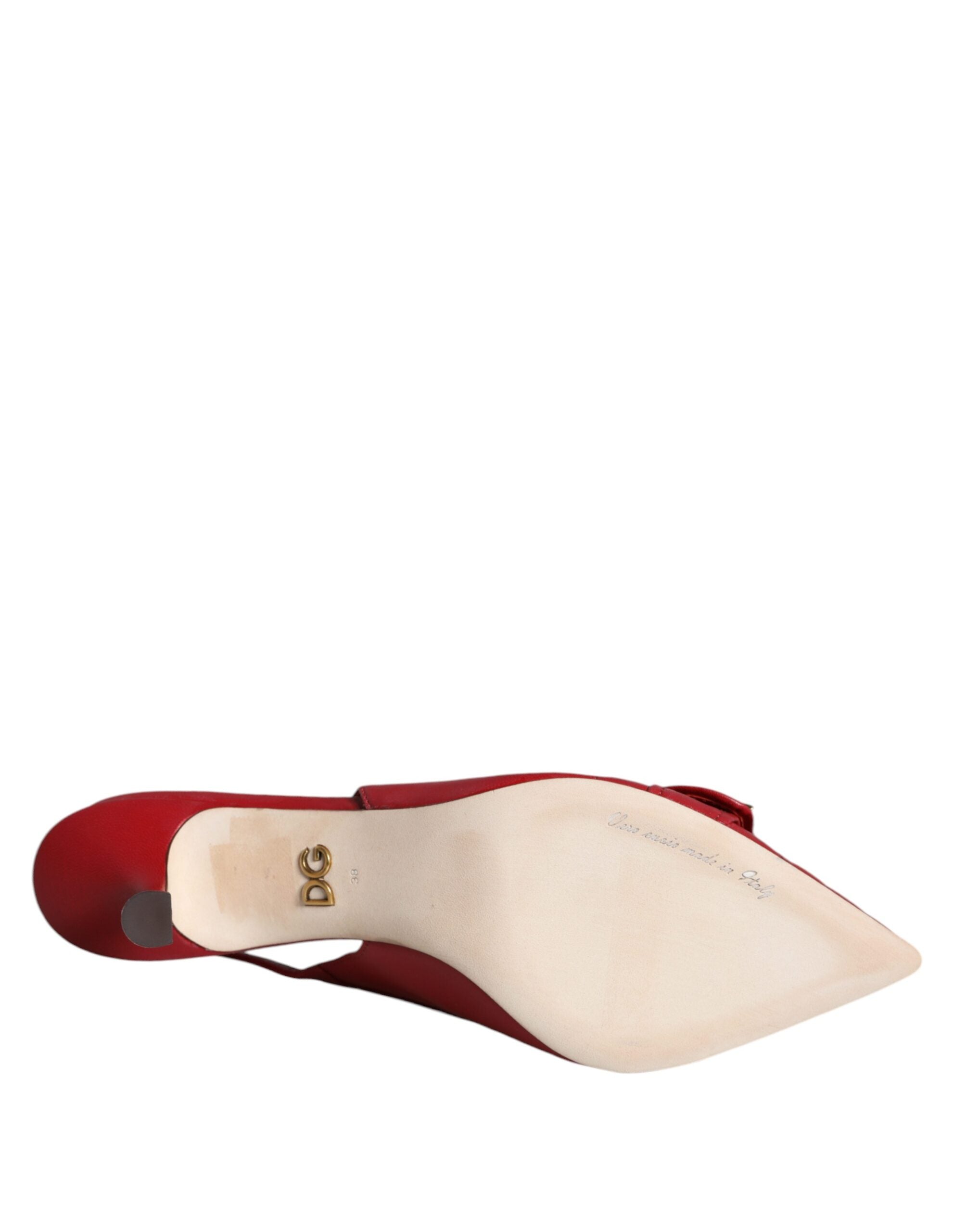 Escarpins en cuir rouge Dolce & Gabbana Devotion avec bride arrière et talons, vue en gros plan sur le produit.