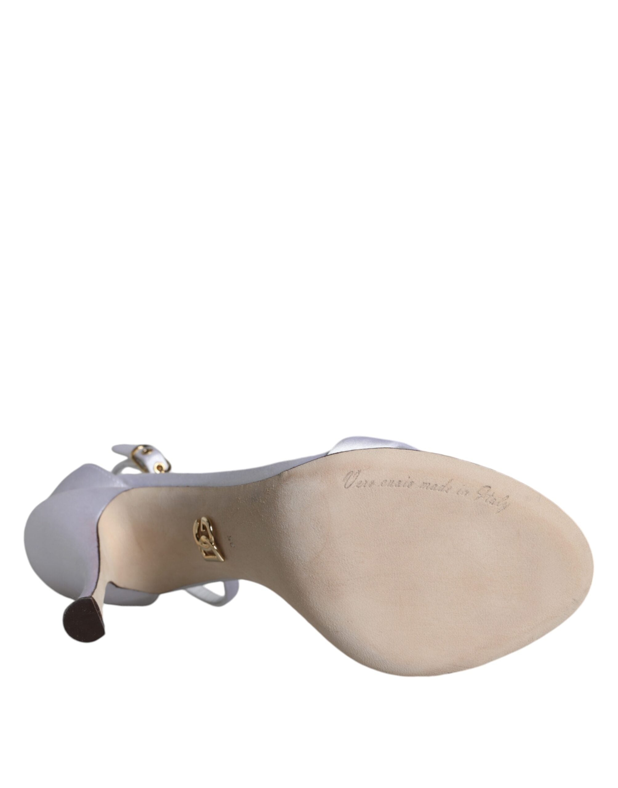 Escarpins à talons blancs Dolce & Gabbana KEIRA avec bride à la cheville et semelle en cuir, vue de côté sur fond blanc.