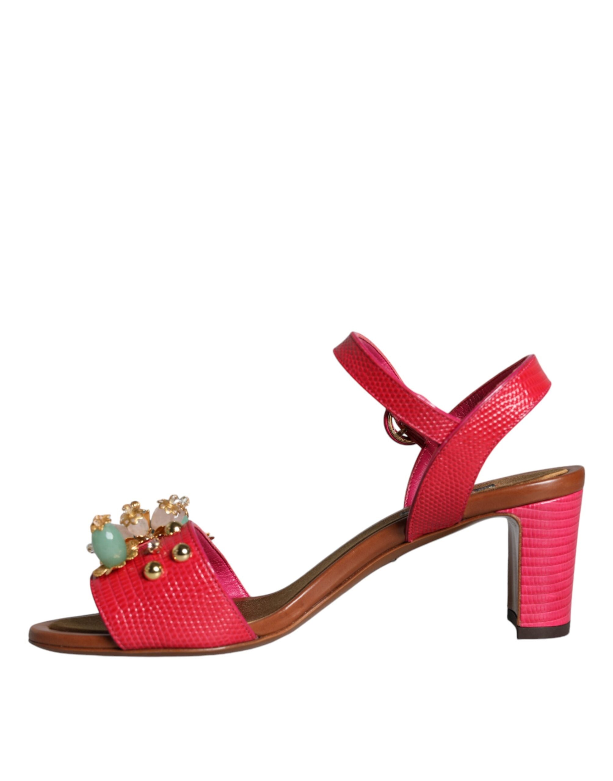 Sandales Dolce & Gabbana Keira en cuir fuchsia avec embellissements, visibles en détail dans cette image.