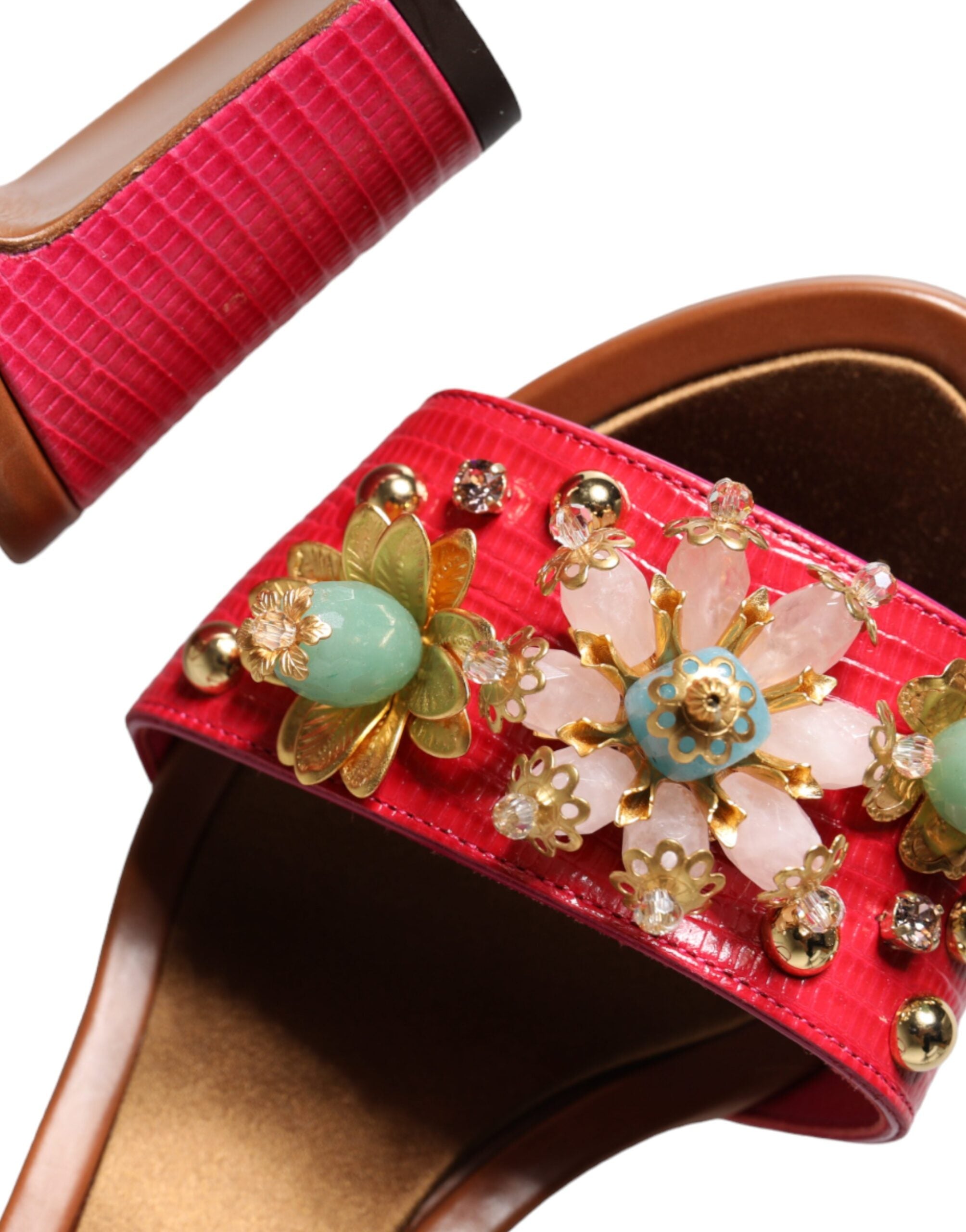 Sandales Dolce & Gabbana Keira en cuir fuchsia ornées de détails embellis, vues de côté avec semelle en cuir.