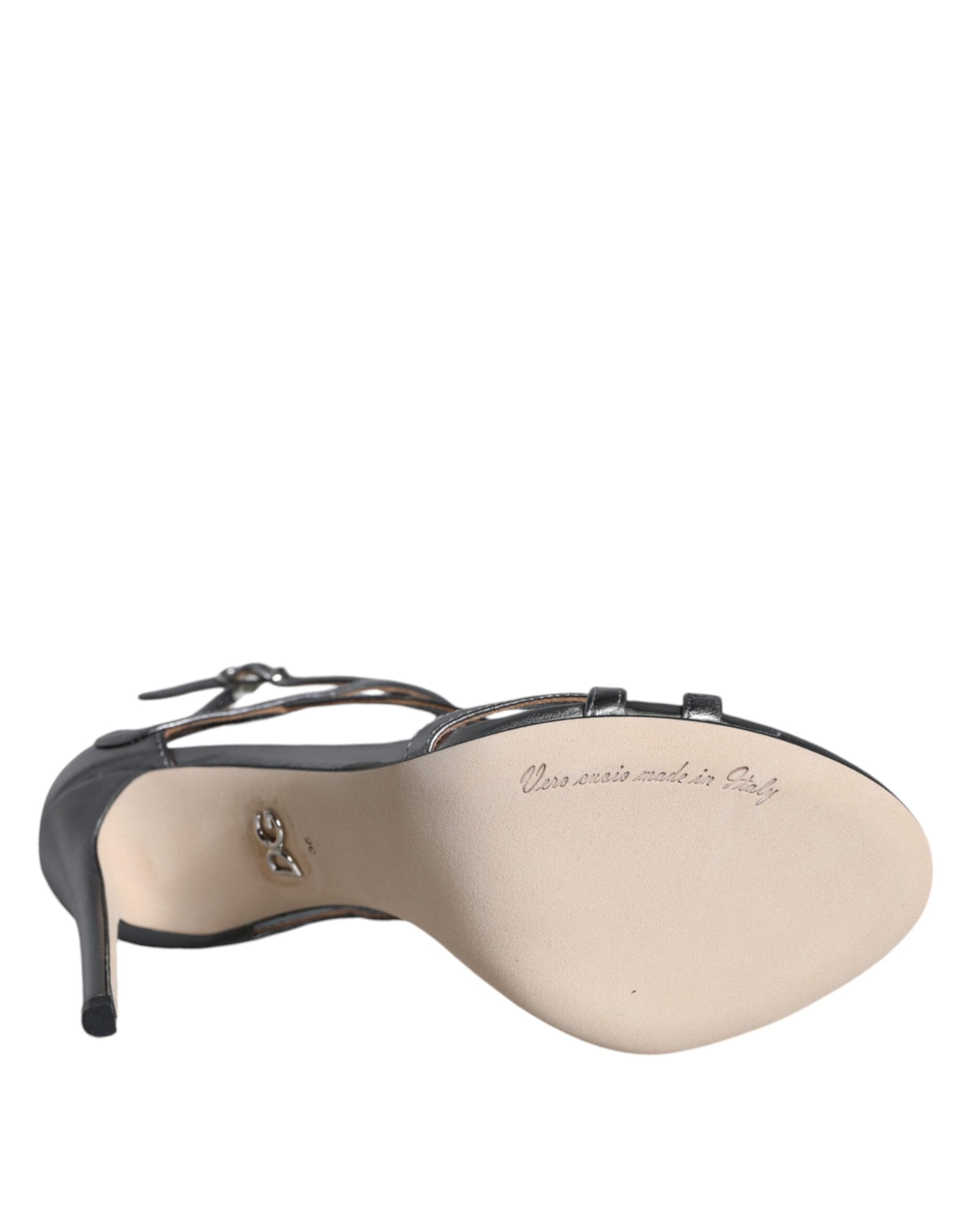 Sandales à talons en cuir argenté Dolce & Gabbana Keira, élégantes et sophistiquées, visibles en détail sur l'image.