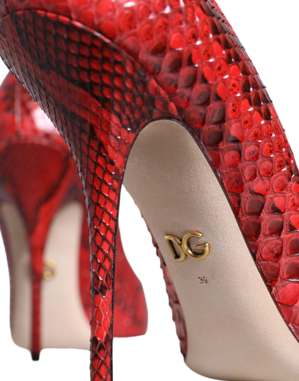 Chaussures à talons hauts stilettos en cuir rouge de Dolce & Gabbana, élégantes et sophistiquées.