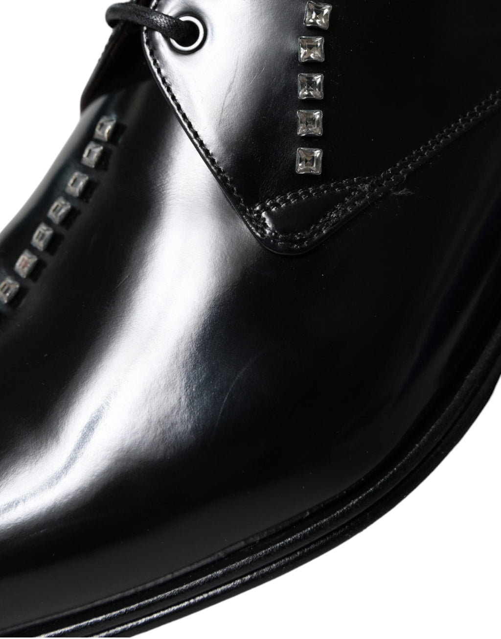 Chaussures formelles en cuir noir Dolce & Gabbana avec cristaux, élégantes et sophistiquées pour occasion spéciale.