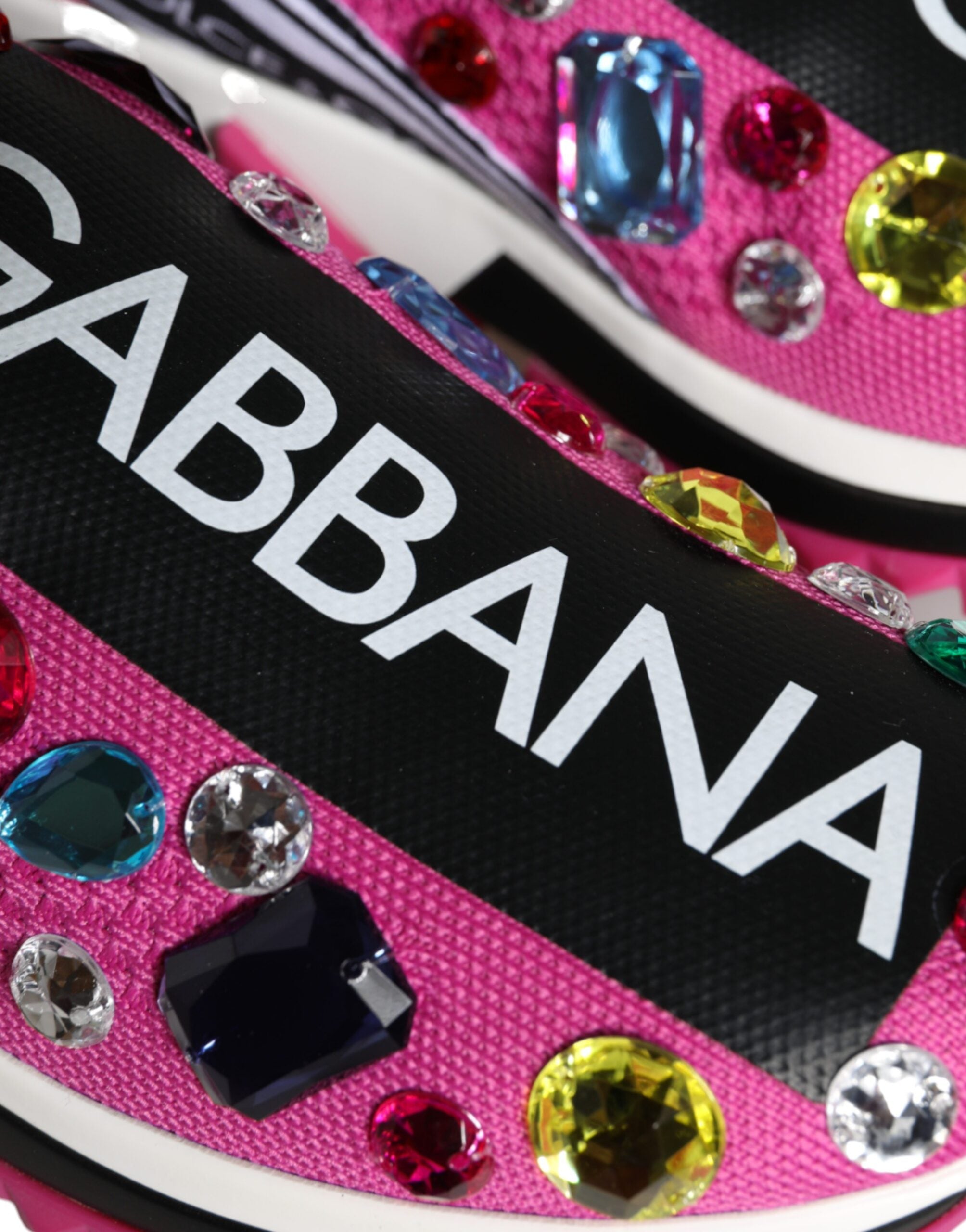 Chaussures basses Dolce & Gabbana Sorrento roses roses en cristaux roses, baskets élégantes pour femmes, vue de face.