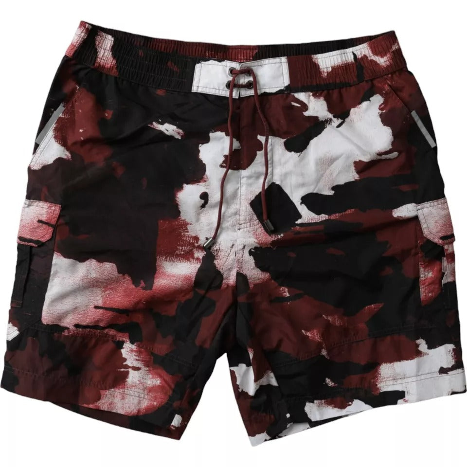 Shorts de bain Dolce & Gabbana à motif camouflage multicolore avec logo DG, parfait pour la plage et les vacances.