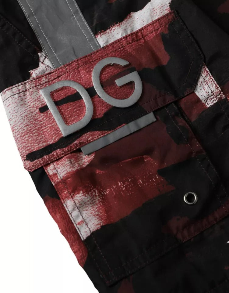 Shorts de bain Dolce & Gabbana en camouflage multicolore avec logo DG, parfaits pour la plage.