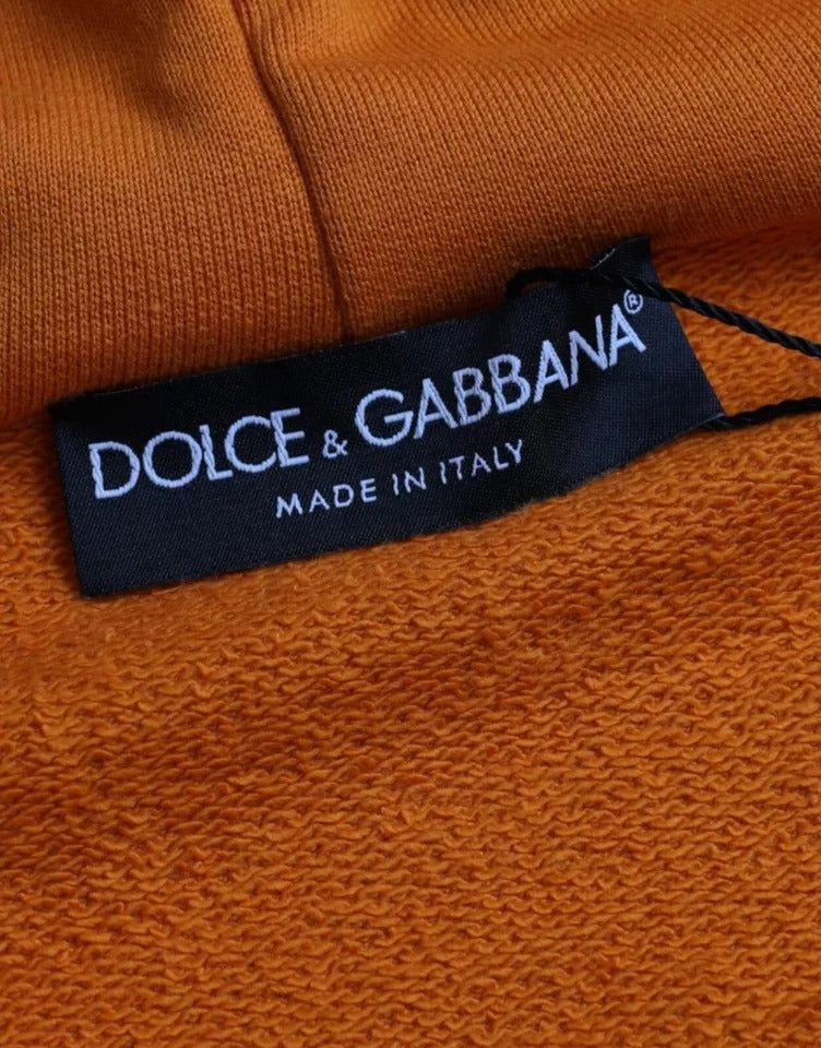Sweat à capuche orange Dolce & Gabbana, pull-over en molleton avec logo, visible en détail dans l'image.