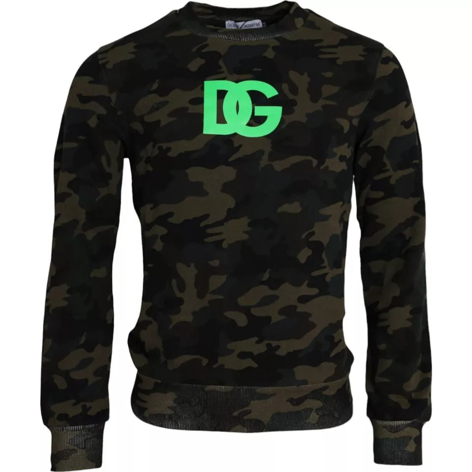 Pull à col rond Dolce & Gabbana noir avec motif camouflage, en laine, porté sur un modèle, vue de face.