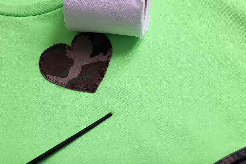 Pull à col ras du cou Dolce & Gabbana en patchwork vert avec motif cœur, en laine et coton, style décontracté et élégant.