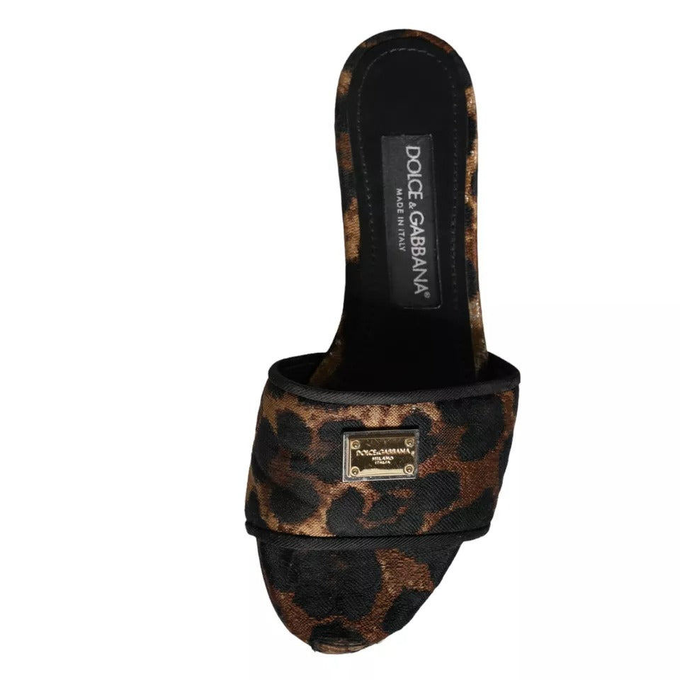Sandales plates Dolce & Gabbana à motif léopard brun avec logo, chaussures confortables et élégantes pour l'été.