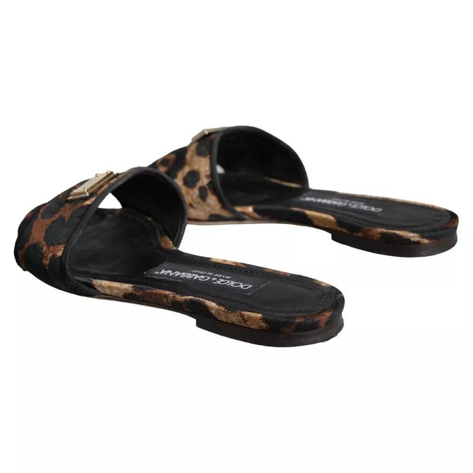 Sandales plates Dolce & Gabbana à logo léopard marron, chaussures confortables et stylées pour l'été.