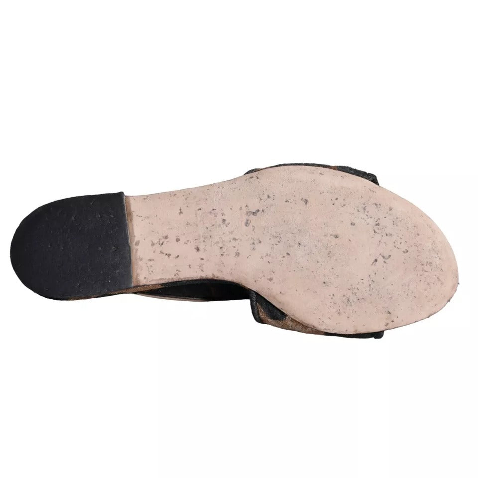 Sandales plates Dolce & Gabbana en cuir marron avec motif léopard et logo, chaussures confortables et tendance pour l'été.