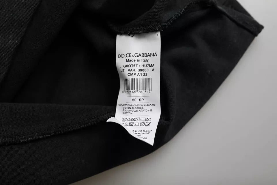 T-shirt en coton noir avec imprimé graphique Dolce & Gabbana, col rond, style décontracté, visible sur l'image.