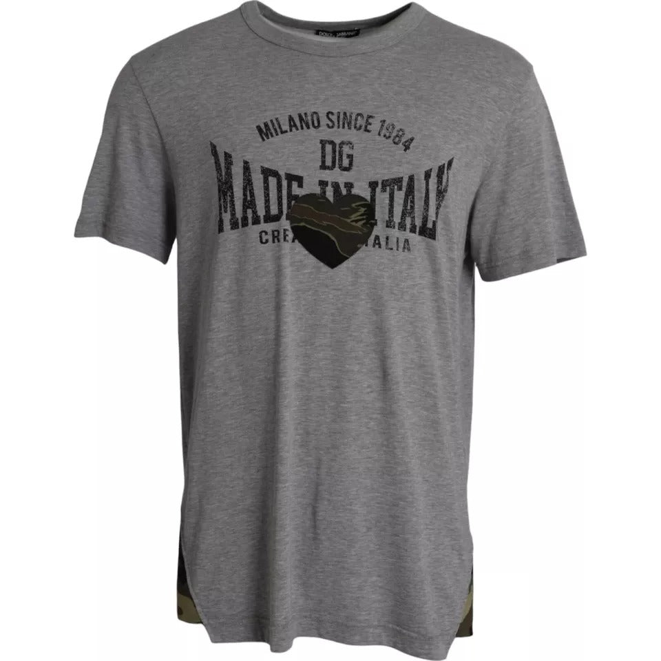 T-shirt en coton gris à graphismes Dolce & Gabbana avec col rond, motif graphique moderne, porté sur mannequin.