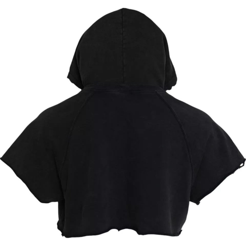 T-shirt court noir en coton avec capuche Dolce & Gabbana, manches courtes et coupe crop, porté de façon décontractée.