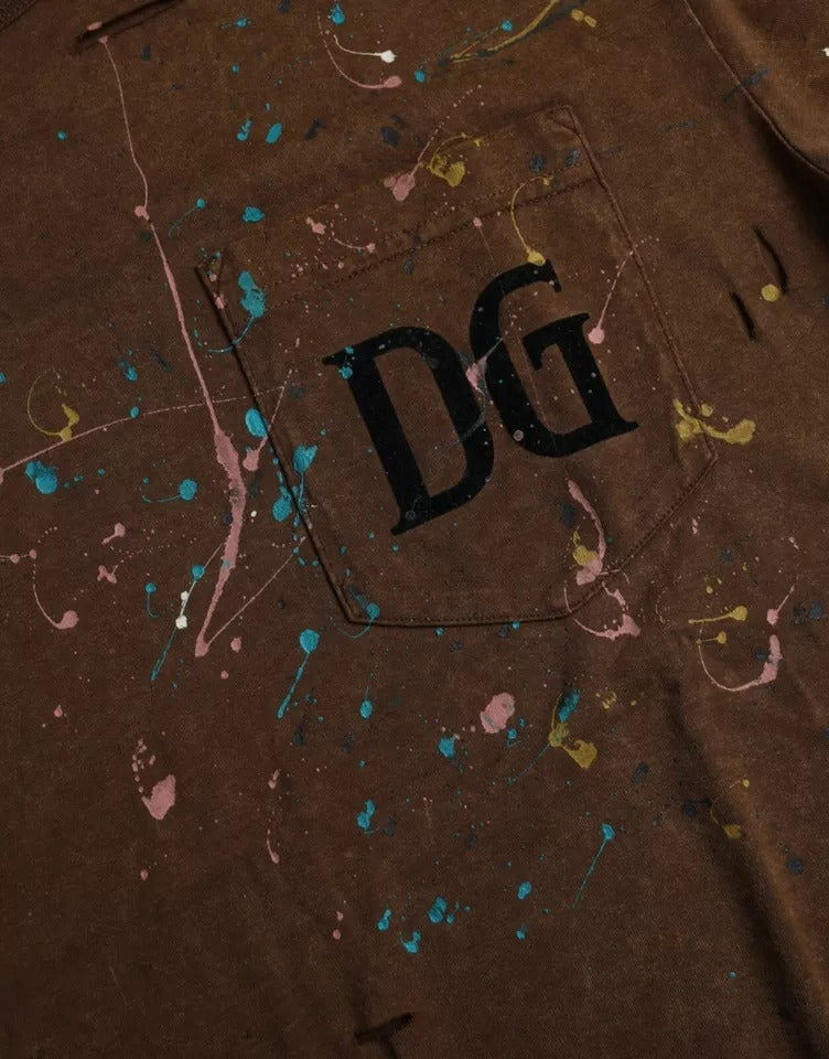 T-shirt en coton marron avec éclaboussures de couleur, col rond Dolce & Gabbana, style décontracté et tendance.