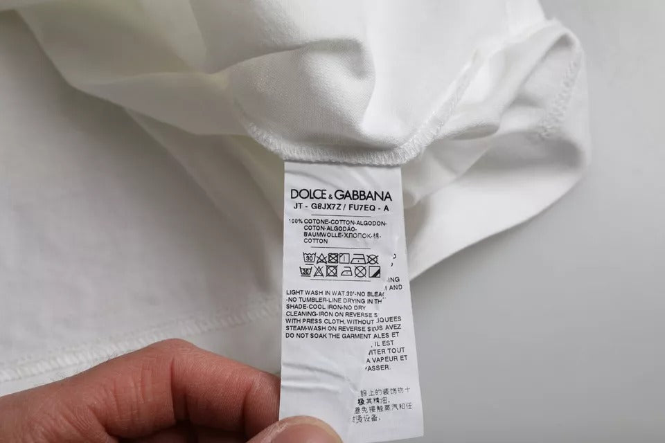 T-shirt blanc en coton Dolce & Gabbana avec logo embossé sur le col rond, style décontracté et élégant.