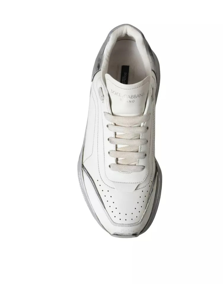 Chaussures basses Dolce & Gabbana Daymaster blanches avec détails argentés, baskets en cuir pour homme.