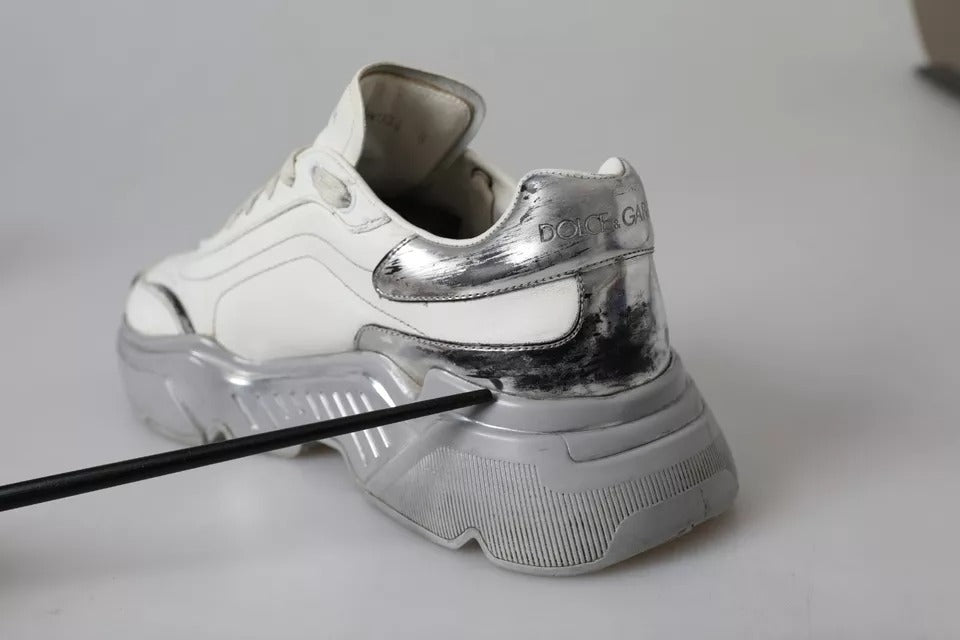 Chaussures sneakers basses Dolce & Gabbana Daymaster blanches avec détails argentés, vue de face.