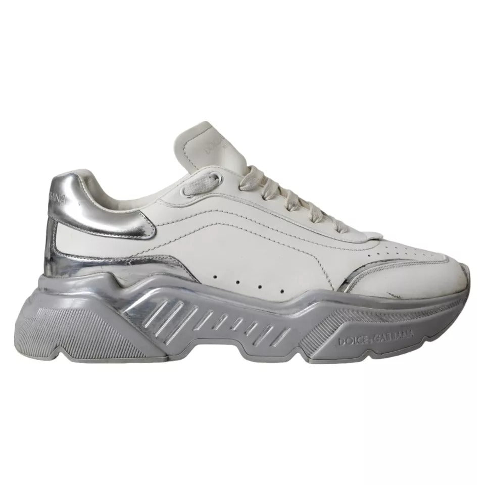 Chaussures basses Dolce & Gabbana Daymaster blanches et argentées, sneakers en cuir avec détails élégants et logo visible.