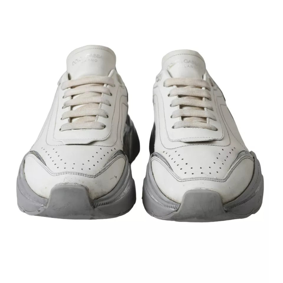 Chaussures sneakers basses Dolce & Gabbana Daymaster blanches avec détails argentés, vue frontale.