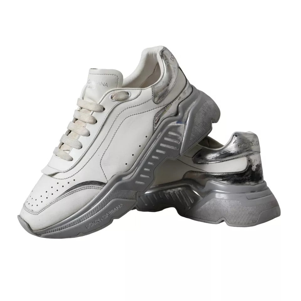 Chaussures basses Dolce & Gabbana Daymaster blanches et argentées, baskets en cuir avec détails élégants.