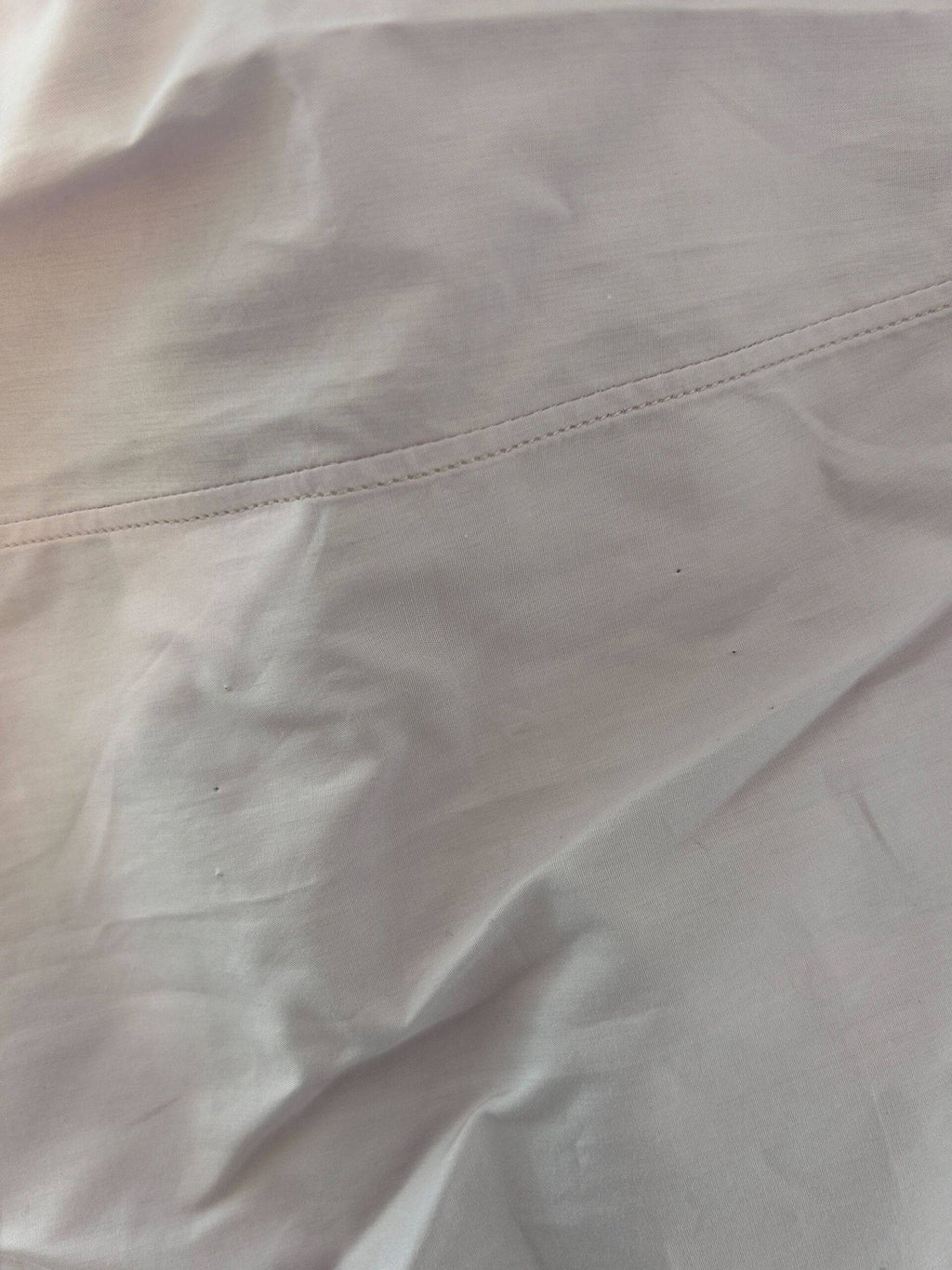 Chemise formelle en coton rose clair Dolce & Gabbana avec détails dorés, vue de face sur un mannequin.