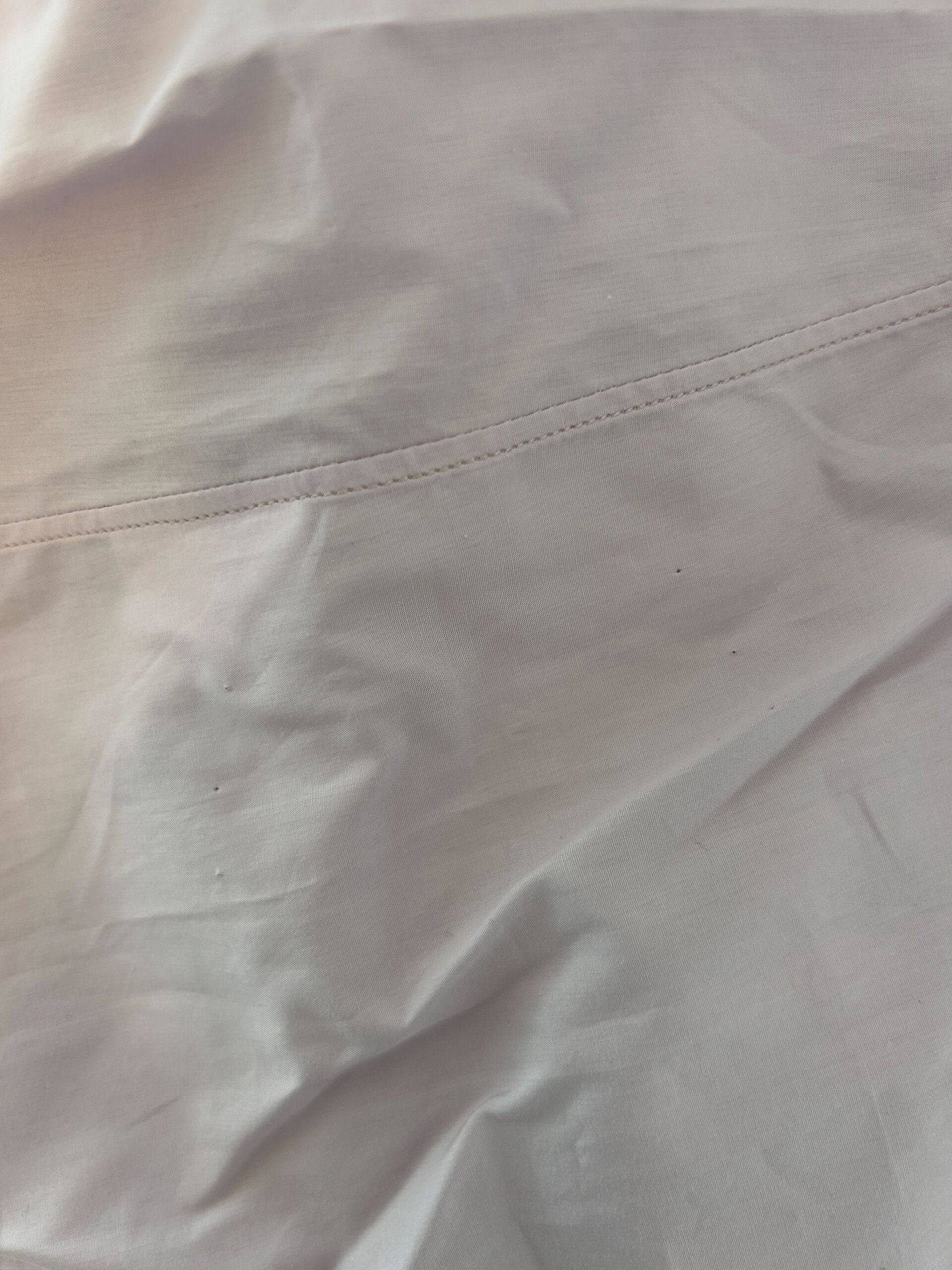 Chemise formelle en coton rose clair Dolce & Gabbana avec détails dorés, vue de face sur un mannequin.