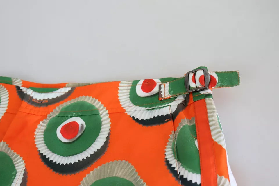 Shorts de plage Dolce & Gabbana Orange Cupcake Swimwear avec motif coloré et élastique à la taille, parfaits pour la baignade et la détente.