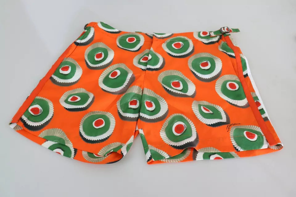 Shorts de plage Dolce & Gabbana en orange avec motif cupcake, tissu léger pour maillot de bain d'été.