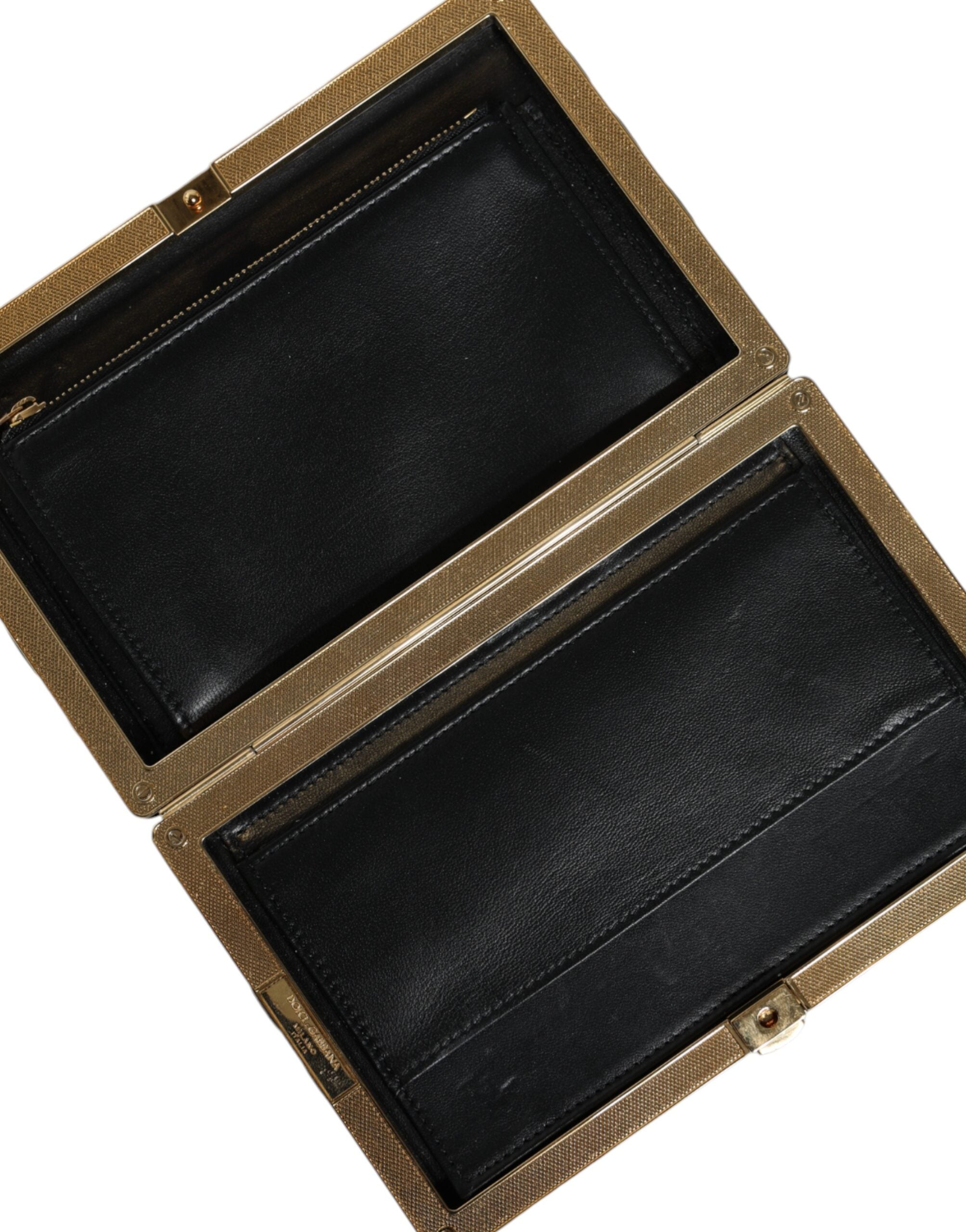Petite pochette de soirée Dolce & Gabbana en velours noir bordeaux avec cadre doré, élégante et sophistiquée.