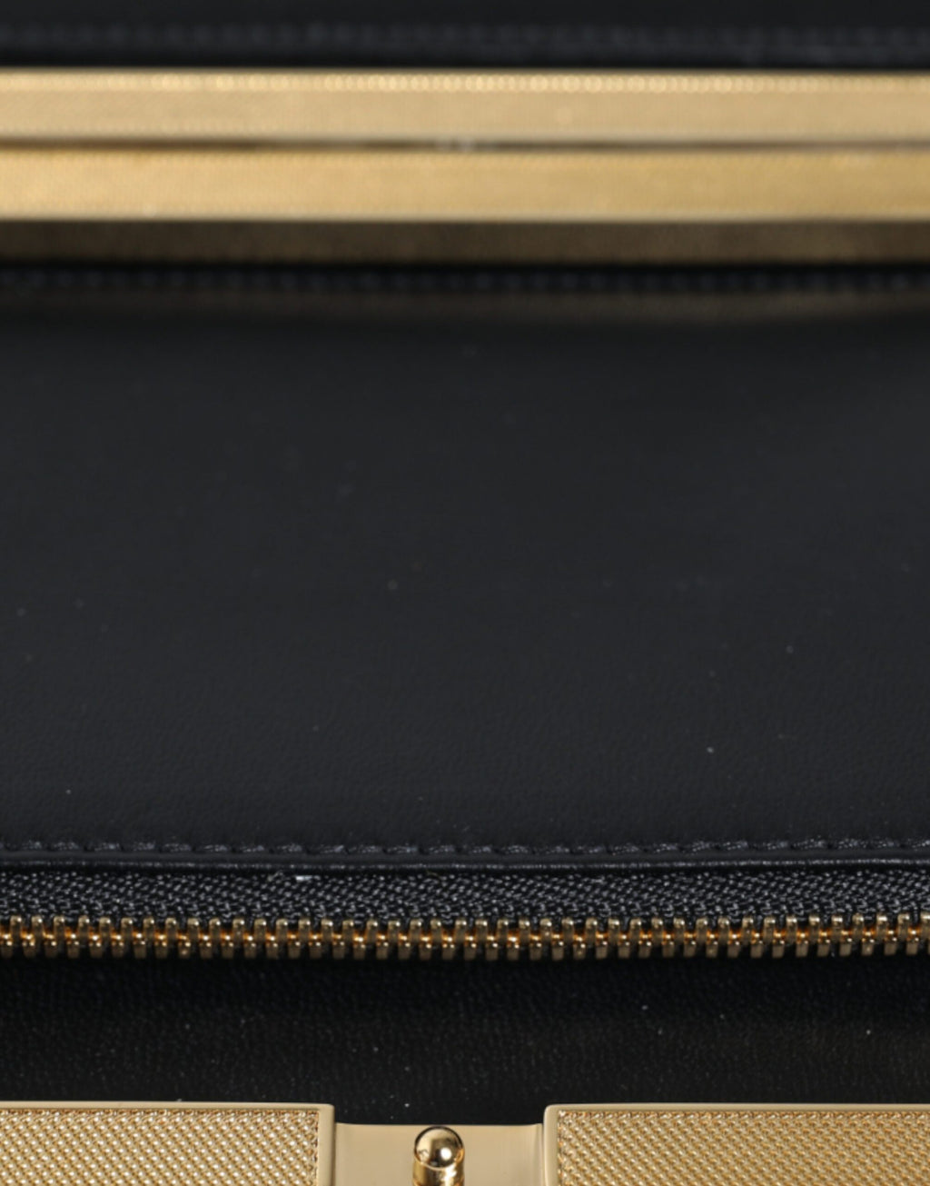 Sac clutch Dolce & Gabbana multicolore à fleurs avec cadre doré pour soirée, élégant et sophistiqué.