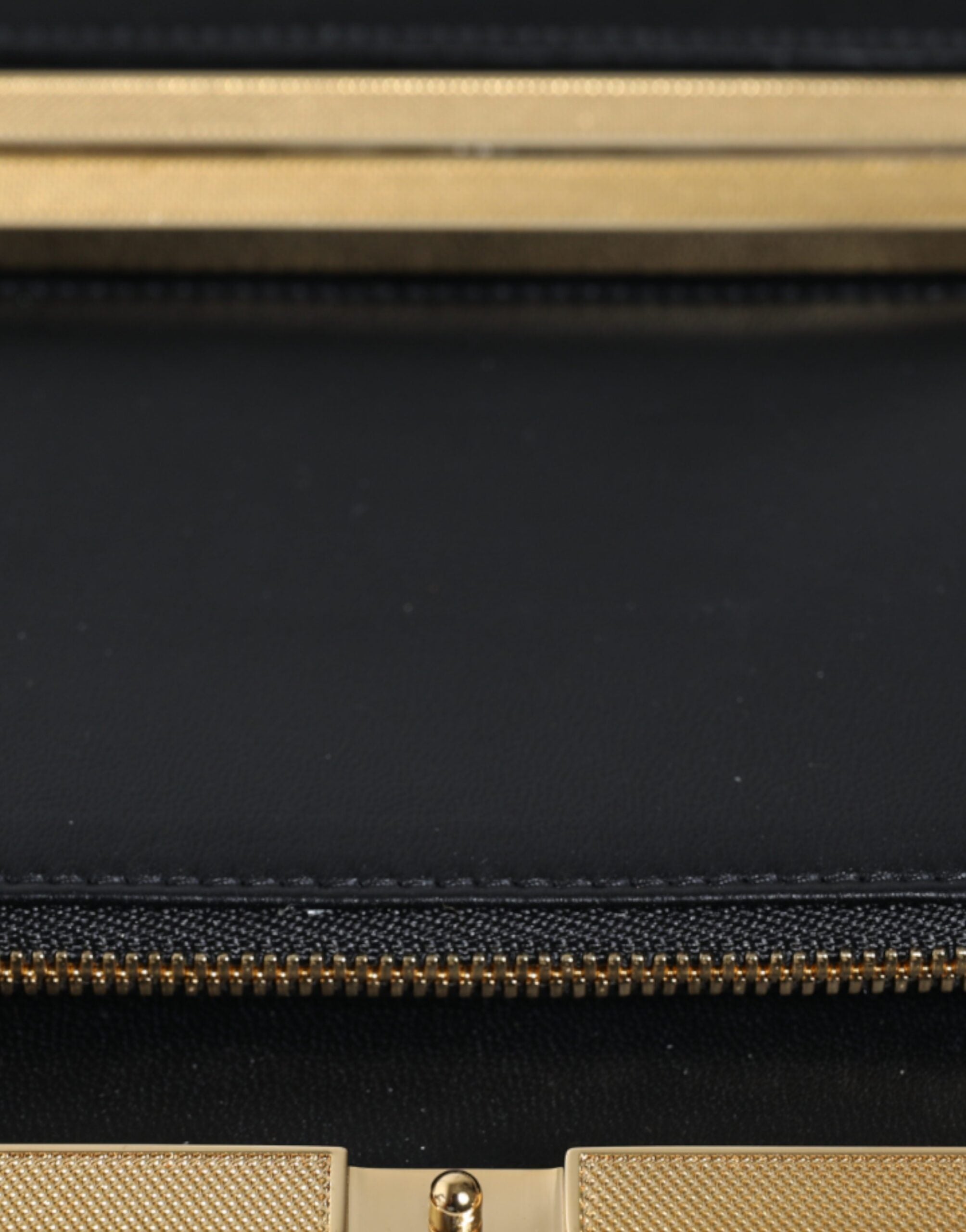 Sac clutch Dolce & Gabbana multicolore à fleurs avec cadre doré pour soirée, élégant et sophistiqué.
