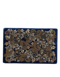 Sac clutch en velours bleu Dolce & Gabbana avec cadre en or, parfait pour soirée et fêtes.