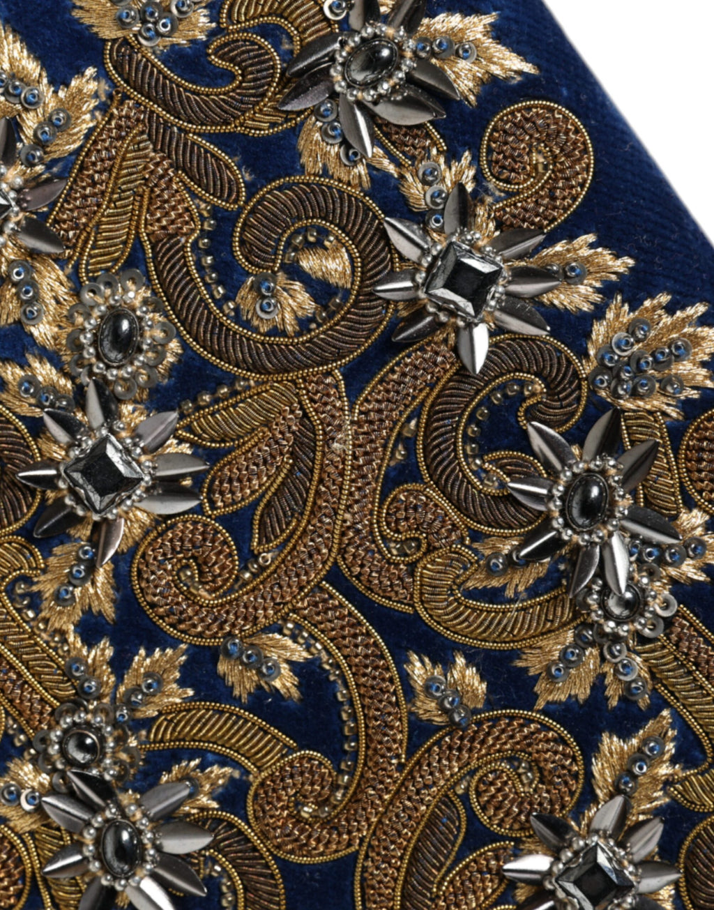 Sac pochette Dolce & Gabbana en velours bleu avec cadre en or, parfait pour soirée et événements élégants.