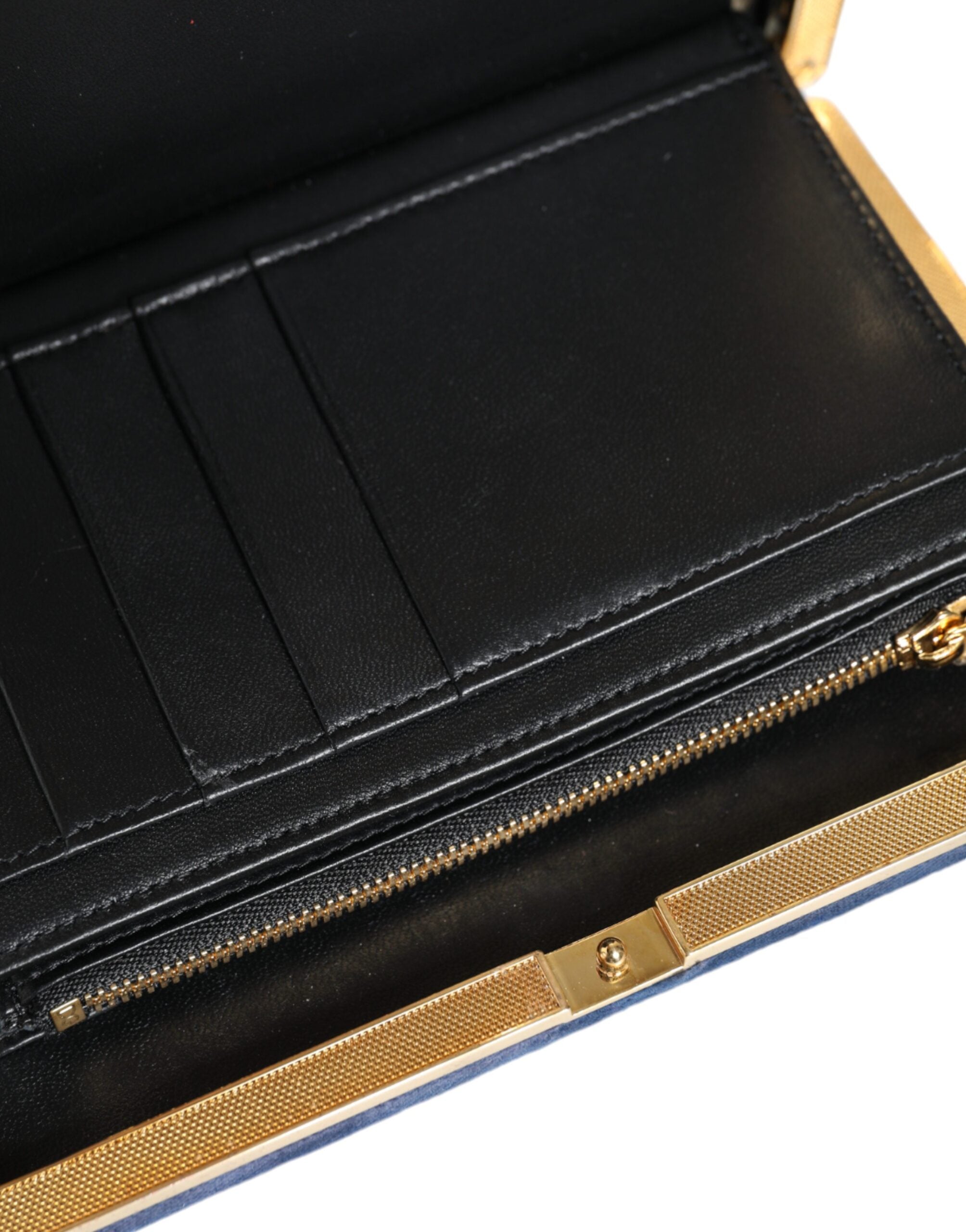 Sac clutch Dolce & Gabbana en velours bleu avec cadre doré, parfait pour soirée et événement élégant.