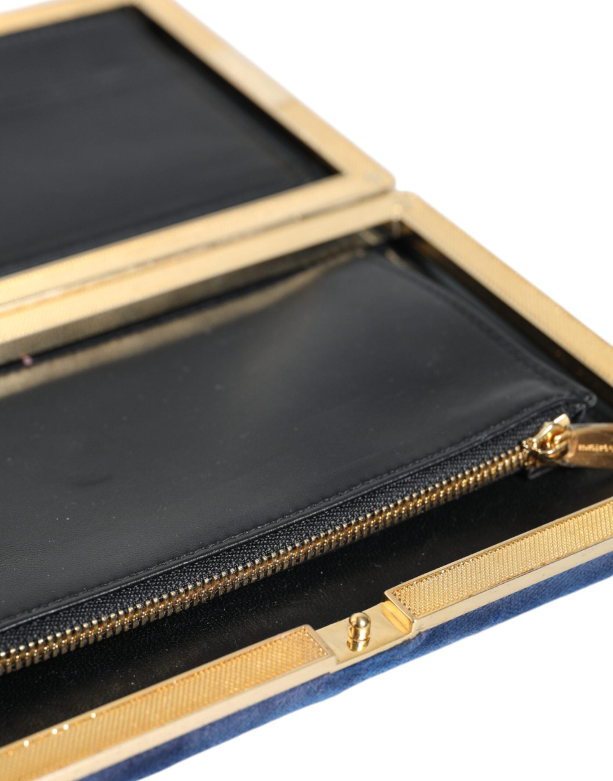 Sac clutch Dolce & Gabbana en velours bleu avec cadre doré, parfait pour soirée et fête.