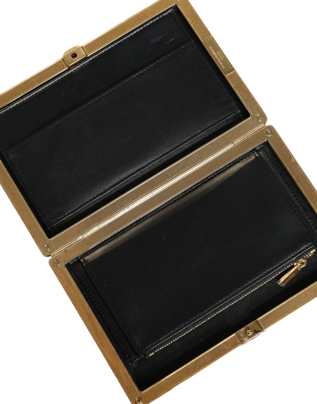 Sac clutch en velours rouge avec cadre en or de Dolce & Gabbana, parfait pour soirée et événements élégants.