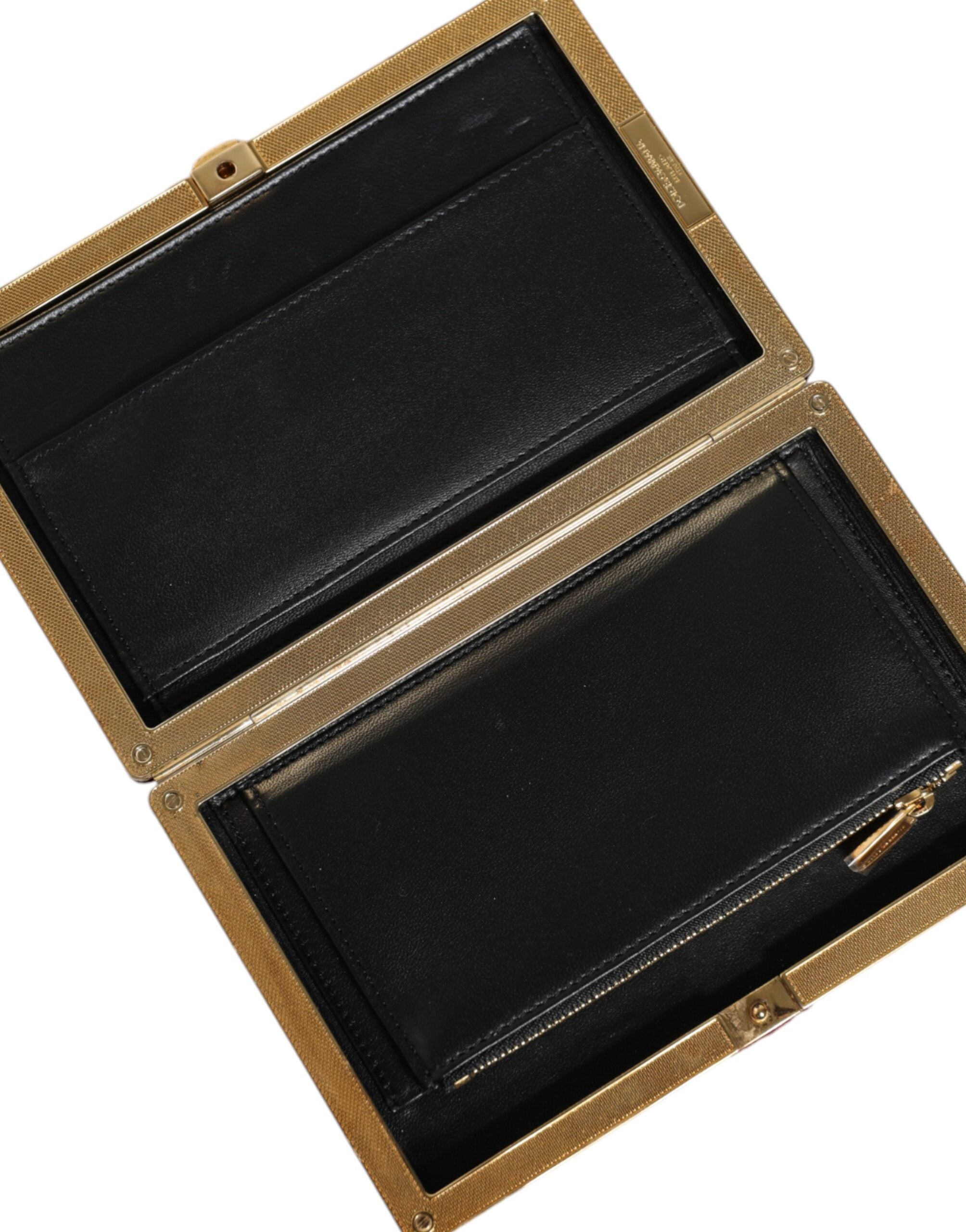 Sac clutch en velours rouge avec cadre en or de Dolce & Gabbana, parfait pour soirée et événements élégants.