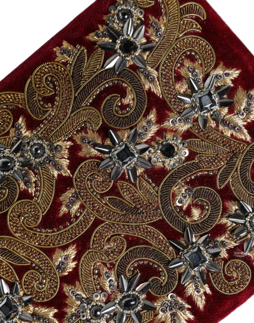 Sac clutch en velours rouge Dolce & Gabbana avec cadre doré, parfait pour soirée et événement élégant.