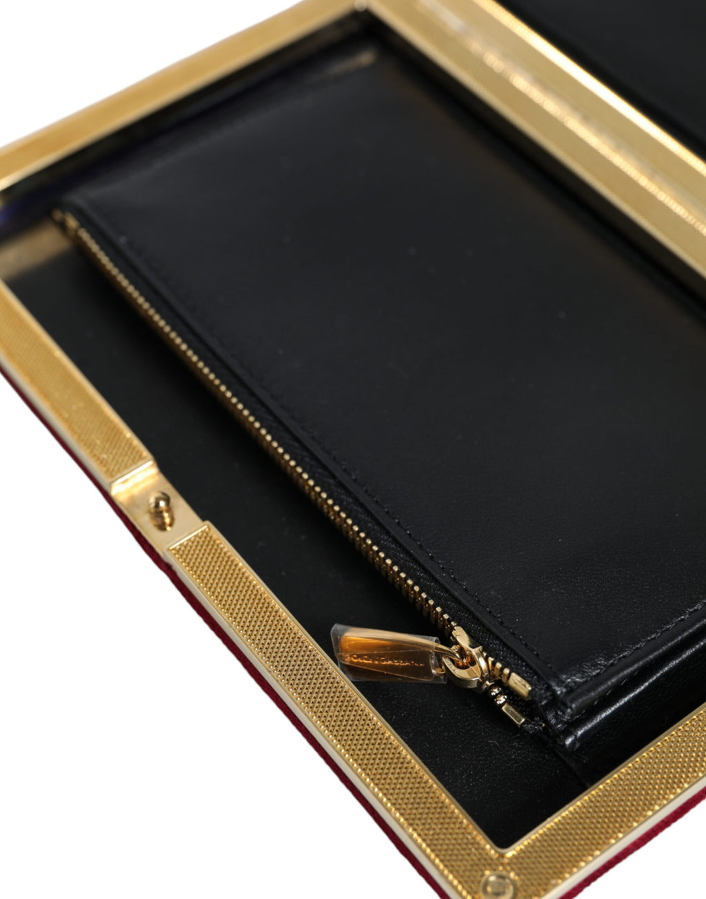 Sac pochette Dolce & Gabbana en velours rouge avec cadre doré, idéal pour soirée et fêtes.