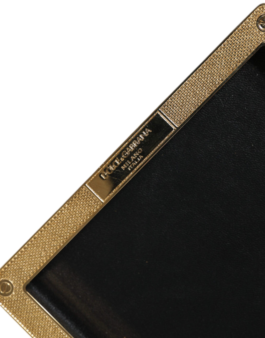Sac clutch Dolce & Gabbana en cuir noir avec clous, cadre doré, parfait pour soirée.