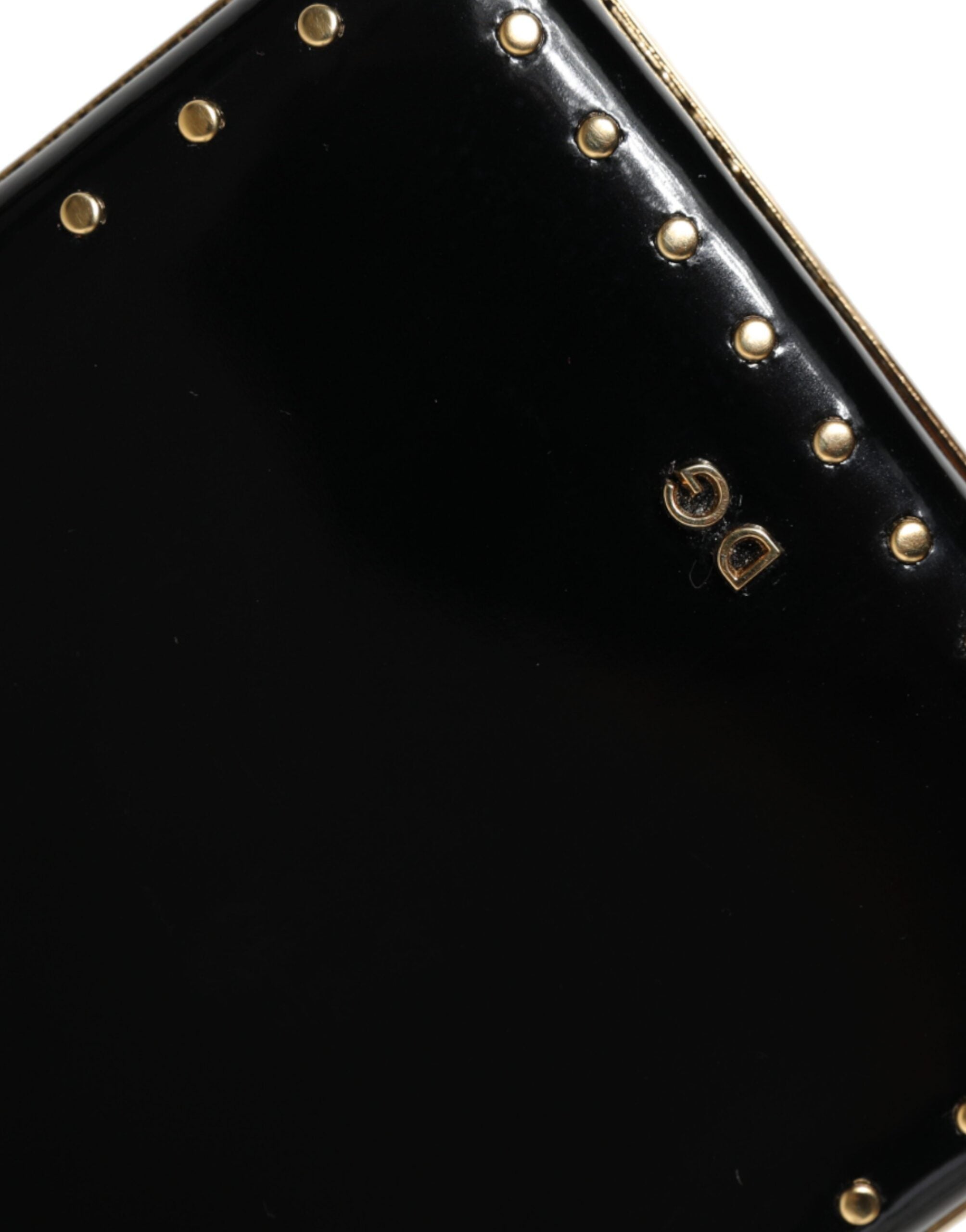 Sac clutch en cuir noir Dolce & Gabbana avec studs, cadre doré, idéal pour soirée.
