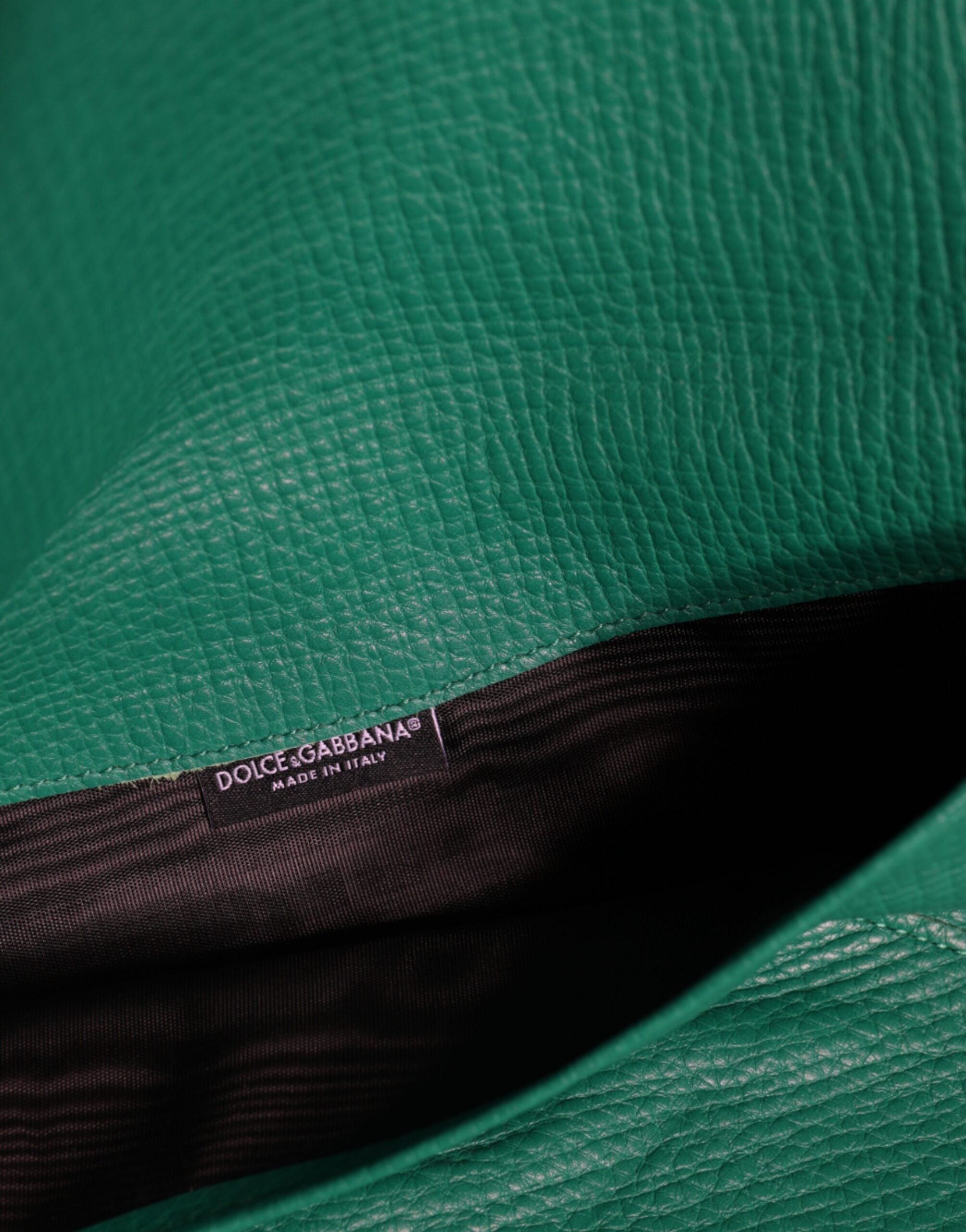 Sac à main en cuir vert Dolce & Gabbana, petite pochette ou étui pour tablette, design élégant et sophistiqué.