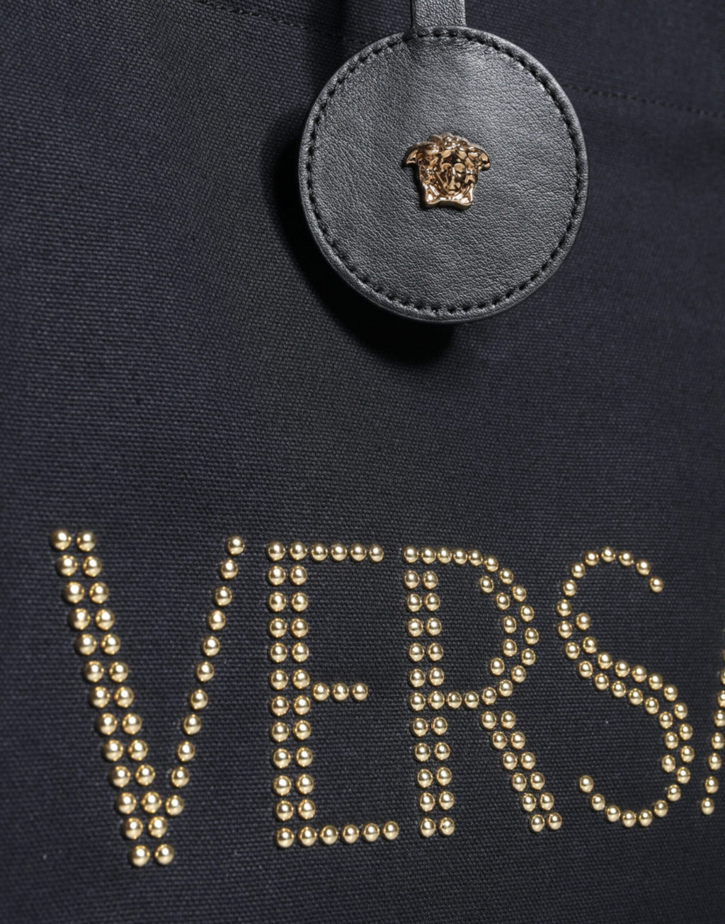Sac à main tote Versace en toile noire et cuir avec logo, poignée en haut, sac bandoulière élégant pour femme.
