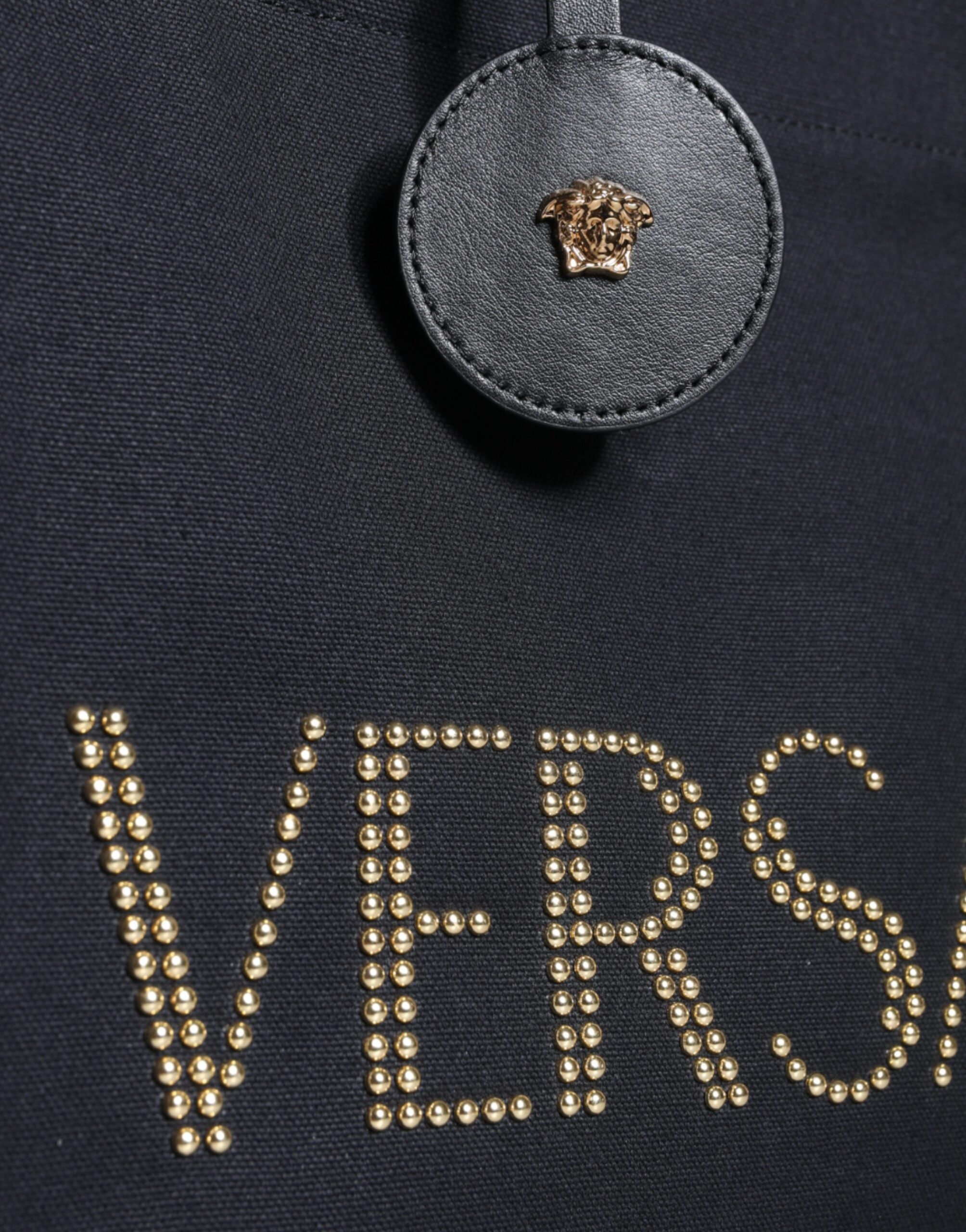 Sac à main tote Versace en toile noire et cuir avec logo, poignée en haut, sac bandoulière élégant pour femme.